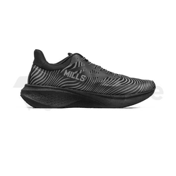 Sepatu lari Mills Enermax Dynaplate berwarna hitam dengan desain garis bergelombang dan sol tebal untuk performa maksimal.