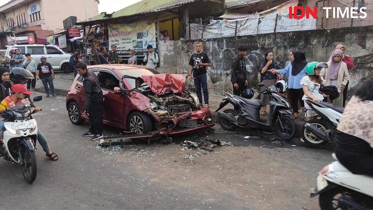 Kecelakaan Beruntun di Bogor, Mobil Brio Hantam 5 Kendaraan hingga Ringsek