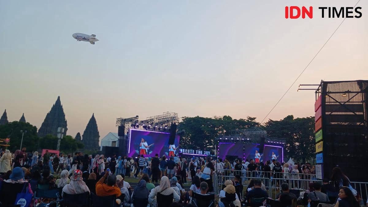 Penonton menikmati penampilan Karimata di panggung Prambanan Jazz Festival 2026 dengan latar Candi Prambanan saat senja.