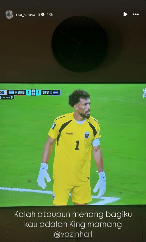 Penjaga gawang tim nasional Cape Verde mengenakan seragam kuning dengan nomor punggung satu saat pertandingan melawan Argentina di Piala Dunia.