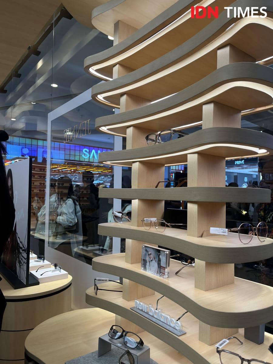 Pembukaan new store dengan konsep terbaru Optik Tunggal pada (3/7/2026) di Gandaria City Mall, Jakarta Selatan. (IDN Times/Nisa Zarawaki)