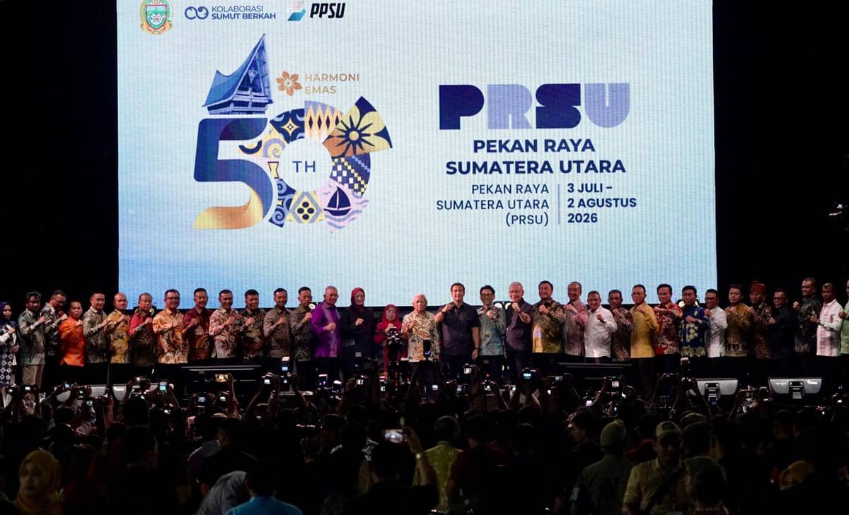 Sejumlah pejabat dan tamu undangan berpose di panggung pembukaan Pekan Raya Sumatera Utara 2026 dengan latar logo PRSU ke-50.