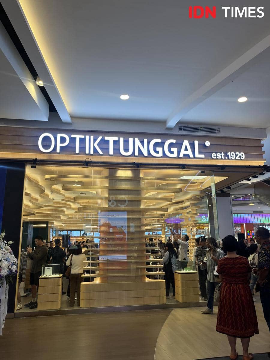 Pembukaan new store dengan konsep terbaru Optik Tunggal pada (3/7/2026) di Gandaria City Mall, Jakarta Selatan. (IDN Times/Nisa Zarawaki)