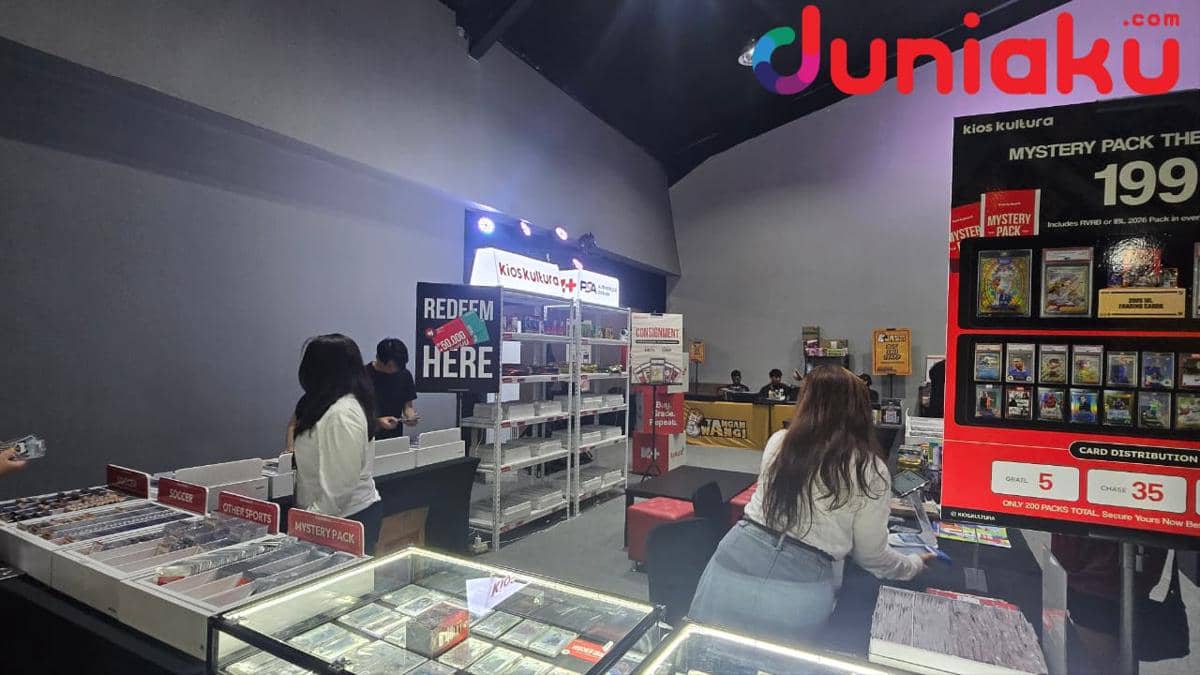 Pengunjung melihat dan memilih kartu koleksi di stan Kios Kultura dalam acara The Market Vol. 3 oleh FanCon di ruang pameran dalam ruangan.