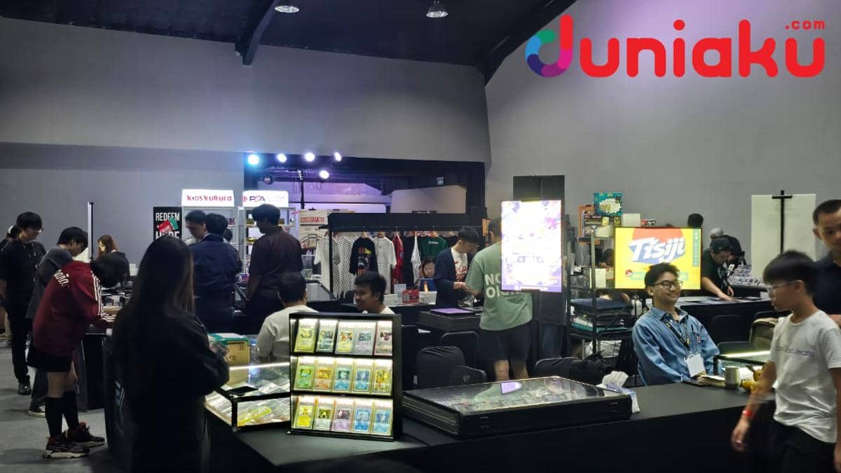 Suasana acara The Market Vol. 3 by FanCon dengan pengunjung yang melihat berbagai stan merchandise dan koleksi kartu di dalam ruangan.