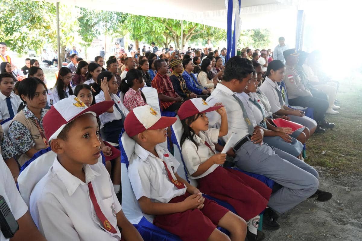 Siswa SD dan SMA duduk bersama menghadiri sosialisasi Pergub Jam Belajar di SMK Negeri 1 Borong, Nusa Tenggara Timur.