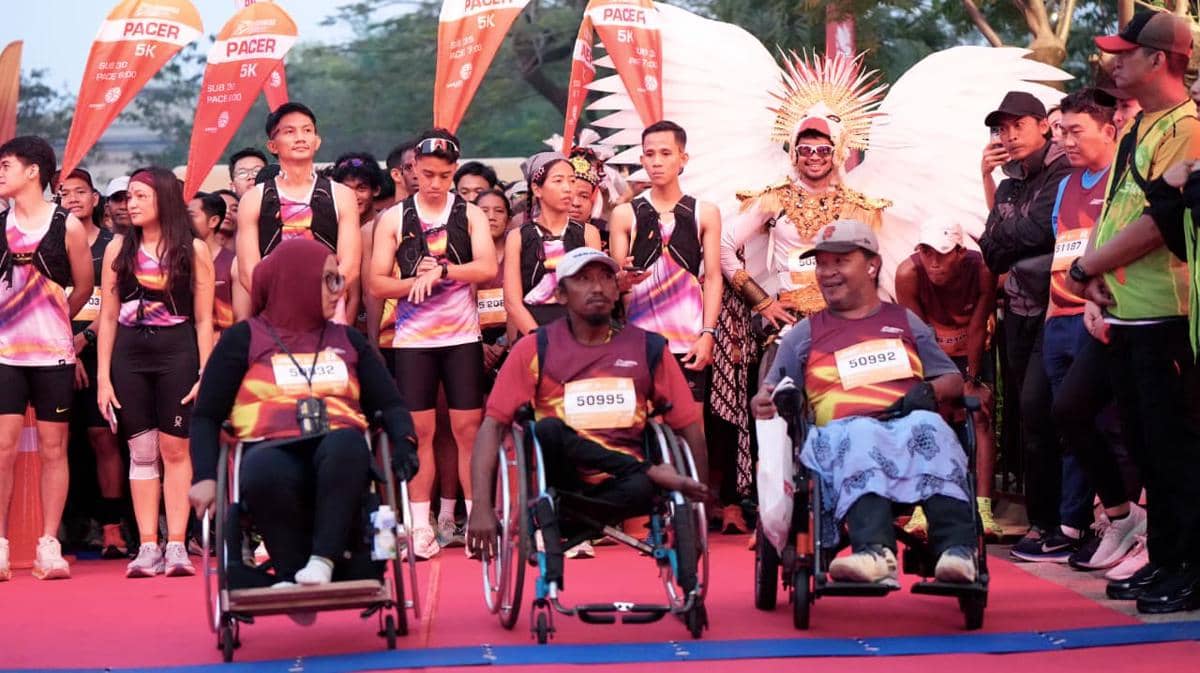 Peserta Bhinneka Run 2026 di Jakarta bersiap di garis start, termasuk pelari dan peserta pengguna kursi roda dengan semangat kebersamaan.