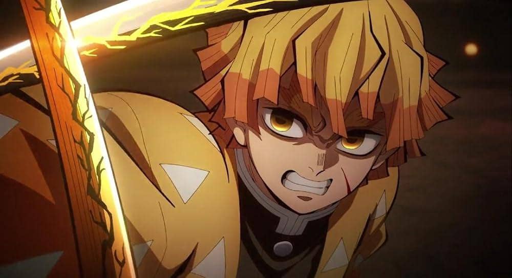 Karakter anime berambut pirang mengenakan haori kuning bermotif segitiga sedang memegang pedang menyala dalam adegan intens.