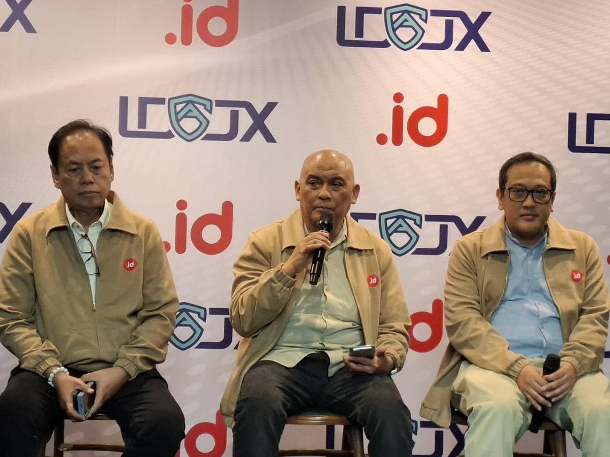 Tiga pria mengenakan jaket krem dengan logo .id duduk di depan latar bertuliskan LOGX dan .id saat acara resmi.