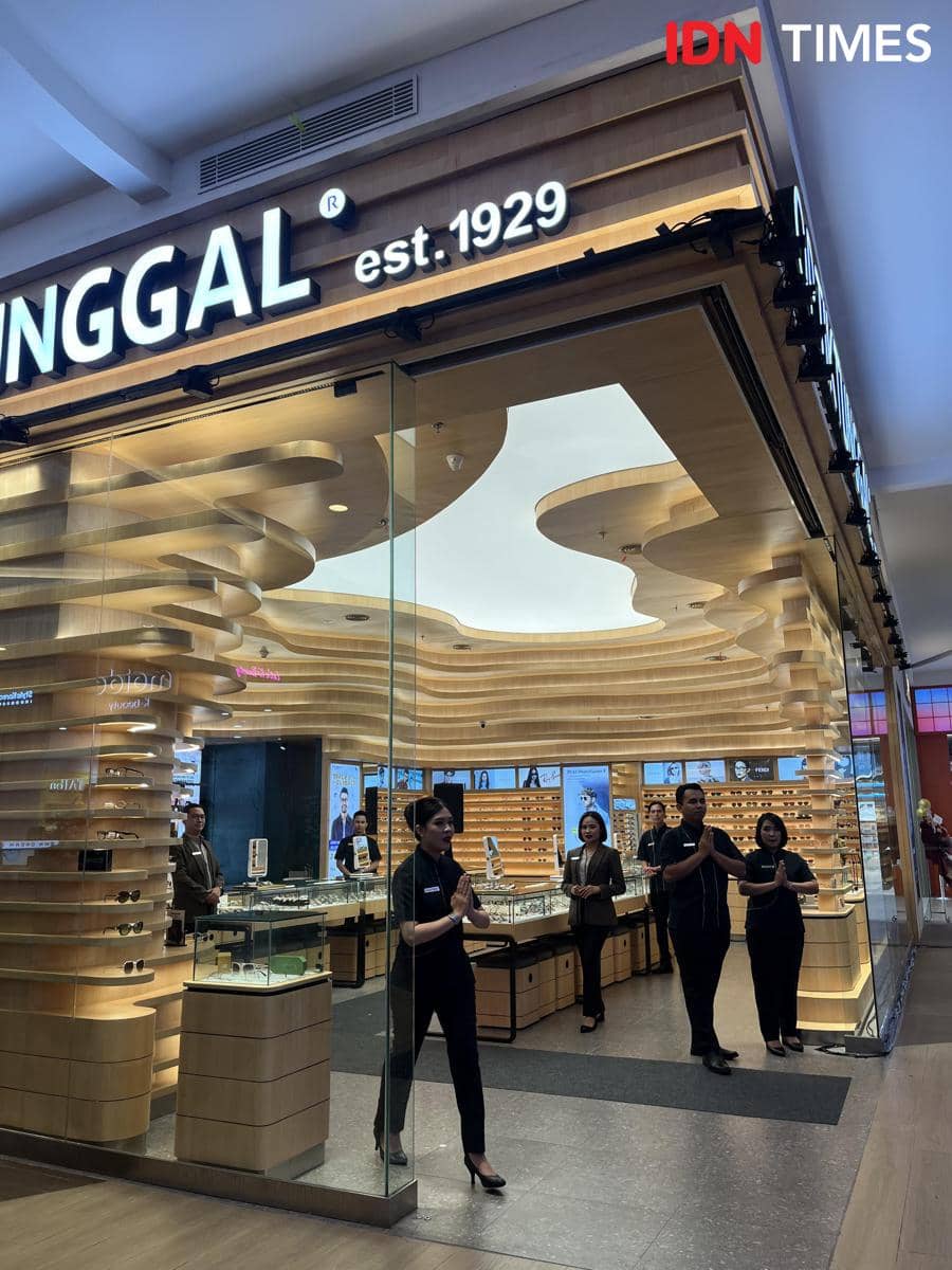 Pembukaan new store dengan konsep terbaru Optik Tunggal pada (3/7/2026) di Gandaria City Mall, Jakarta Selatan. (IDN Times/Nisa Zarawaki)