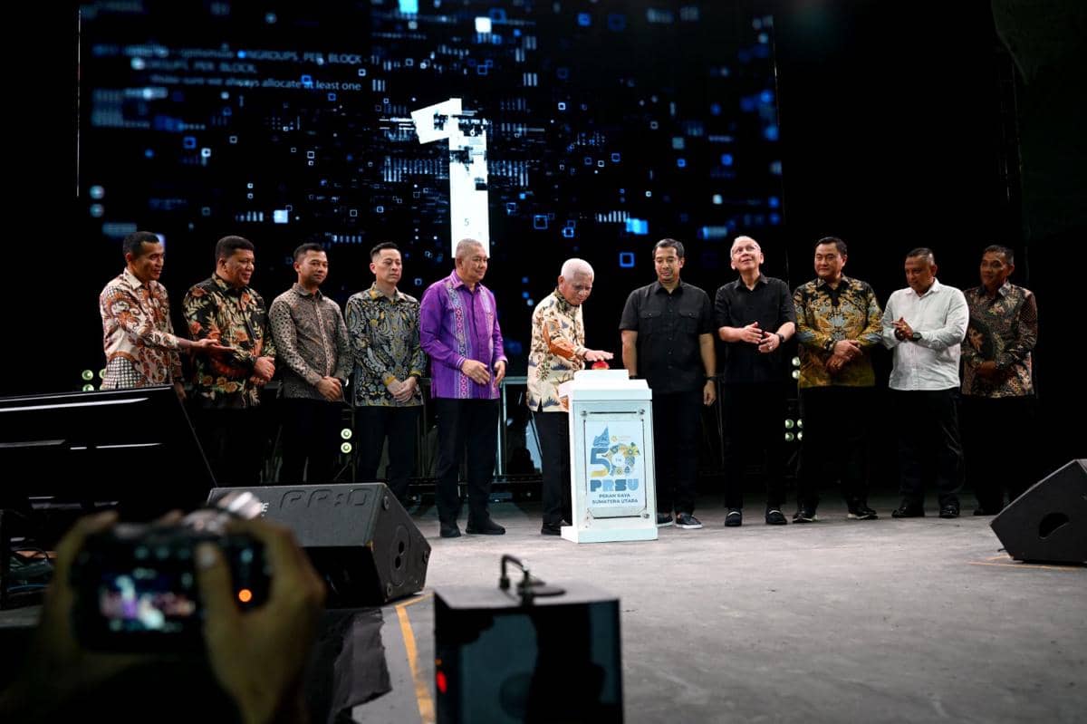 Sejumlah pejabat berdiri di atas panggung saat pembukaan Pekan Raya Sumatra Utara 2026, dengan latar layar digital besar di belakang mereka.