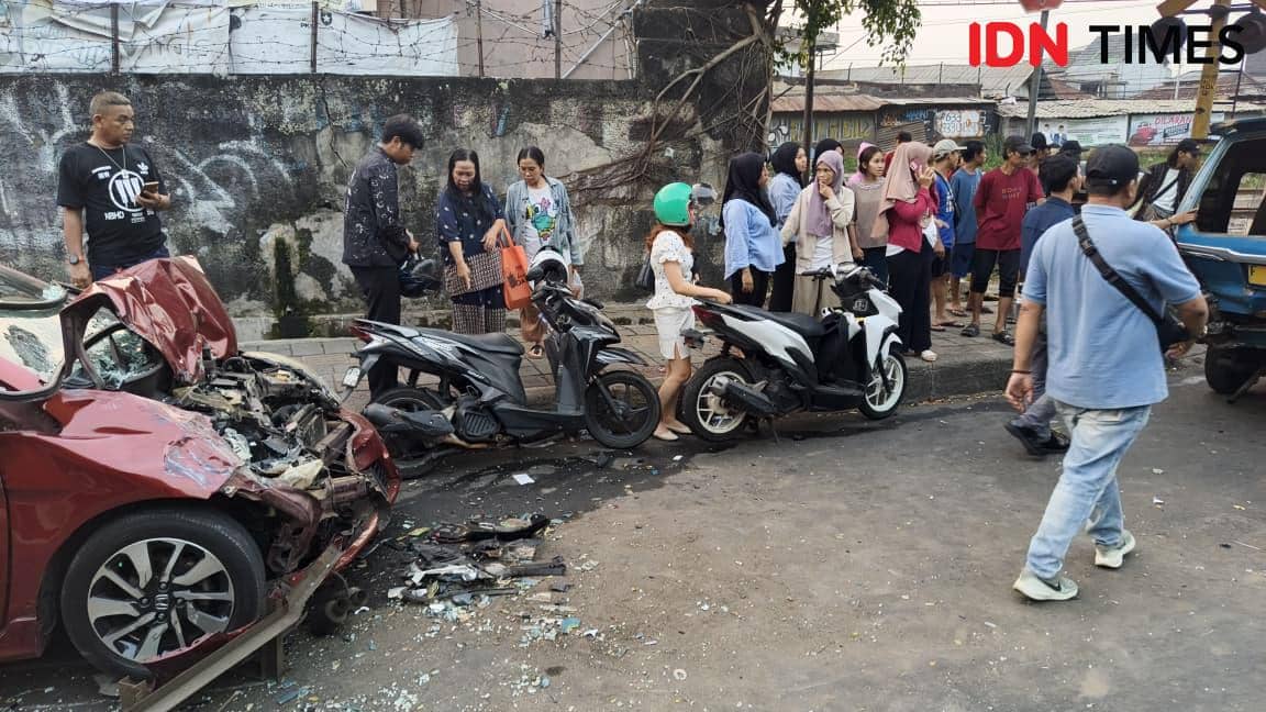 dua kendaraan motor ikut terdampat dalam kendaraan beruntun tersebut. IDN Times/Linna Susanti