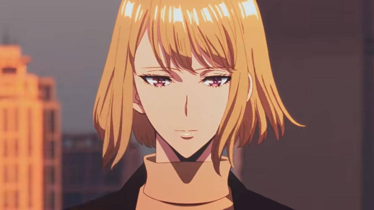 Karakter anime berambut pirang pendek dengan ekspresi tenang berdiri di depan latar gedung kota saat senja.