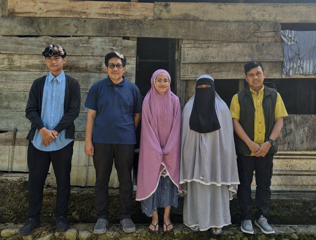 Unhas verifikasi langsung calon penerima KIP Kuliah, datangi rumah mahasiswa. (Dok. Humas Unhas)