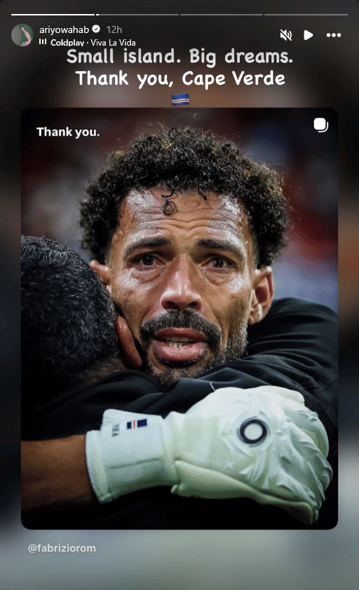 Seorang pemain sepak bola Cape Verde memeluk rekannya dengan ekspresi haru setelah pertandingan Piala Dunia.