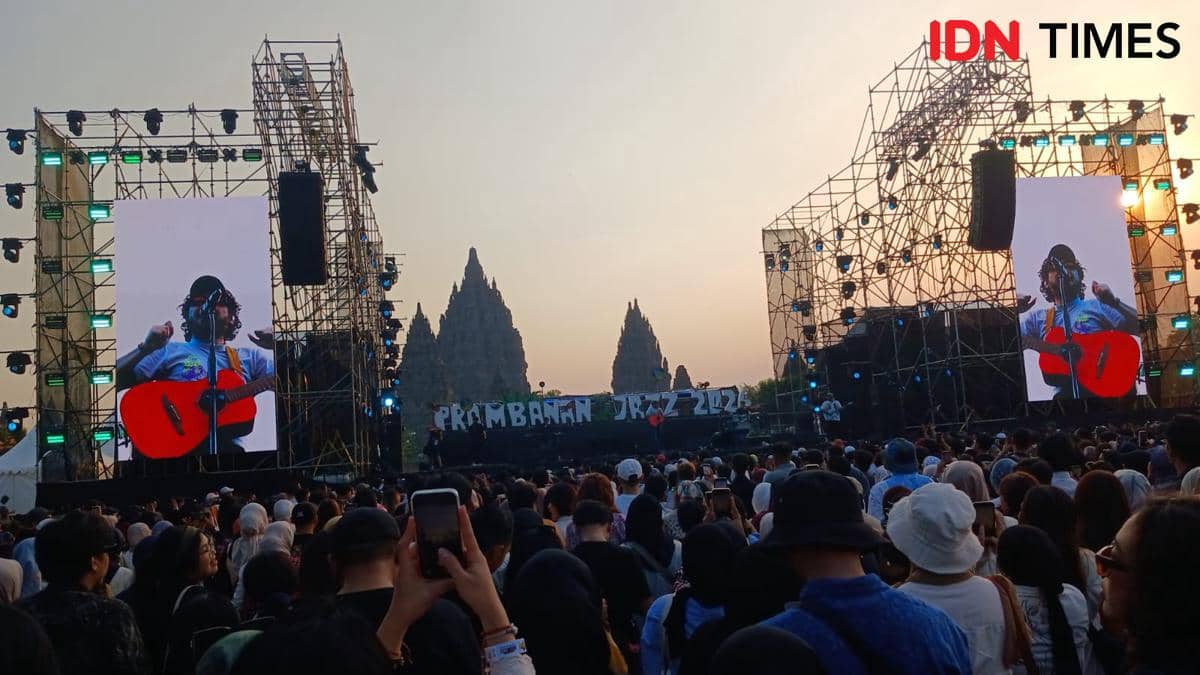 Penampilan musisi di panggung Prambanan Jazz Festival 2026 dengan latar Candi Prambanan saat matahari terbenam dan penonton memenuhi area konser.