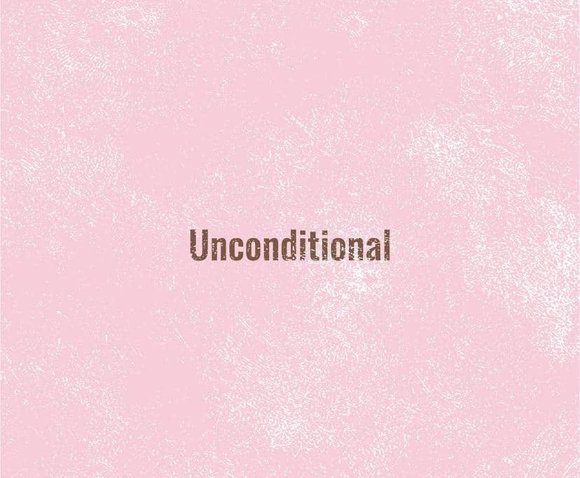 Teks kata 'Unconditional' berwarna cokelat di tengah latar bertekstur warna merah muda lembut dengan nuansa minimalis.