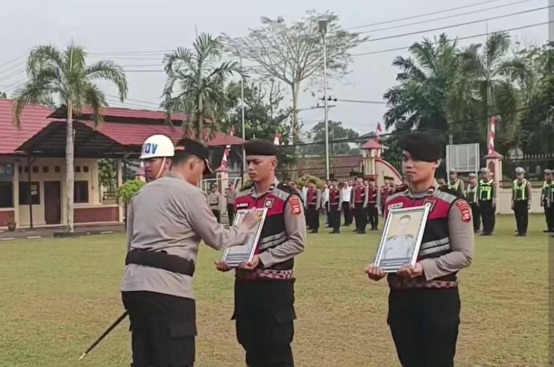 Kapolres Musi Rawas saat melakukan PTDH terhadap dua personil yang langgar kode etik. 