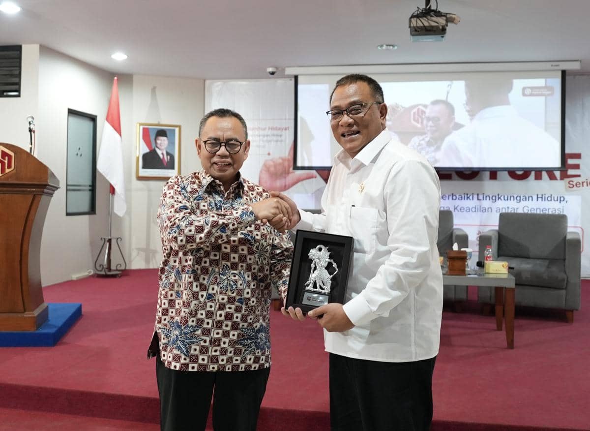 Menteri LH Jumhur Hidayat bersma Rektor Universitas Harkat Negeri Sudirman Said 
