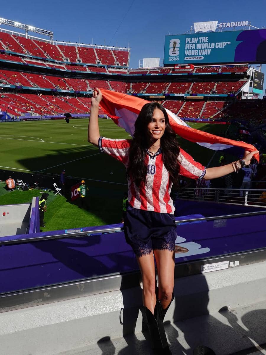 Potret Miss Supranational 2015 Nonton Piala Dunia