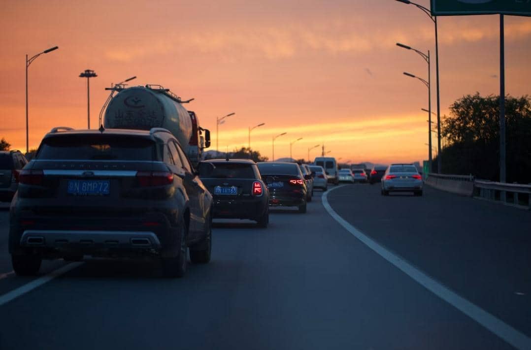 ilustrasi mobil di jalan tol