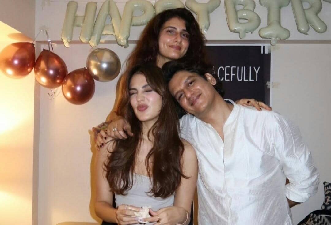 8 Potret Rhea Chakraborty Rayakan Ulang Tahun, Vijay Varma Turut Hadir