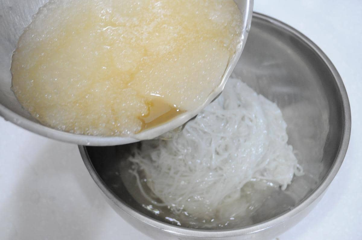 ilustrasi membuat mul naengmyeon