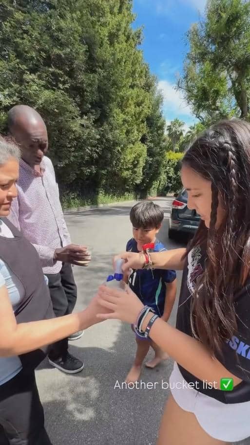 Anak Nia Ramadhani Jualan Minuman di Depan Rumah di Amerika (instagram.com/ramadhaniabakrie)