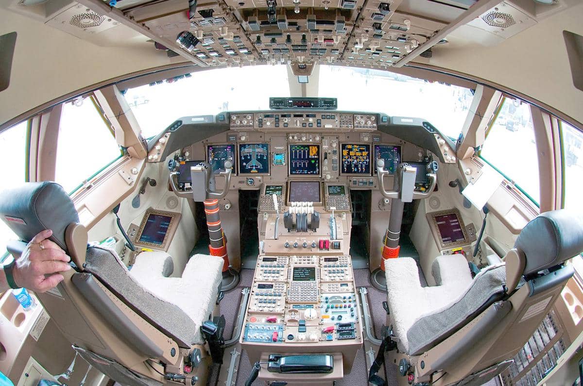 potret kokpit Boeing 747-8