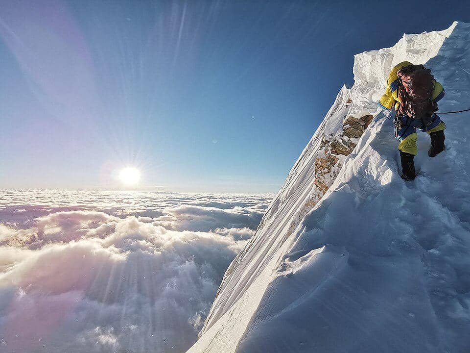 Seorang pendaki yang menaiki punggung puncak bersalju Gunung Manaslu, Nepal.