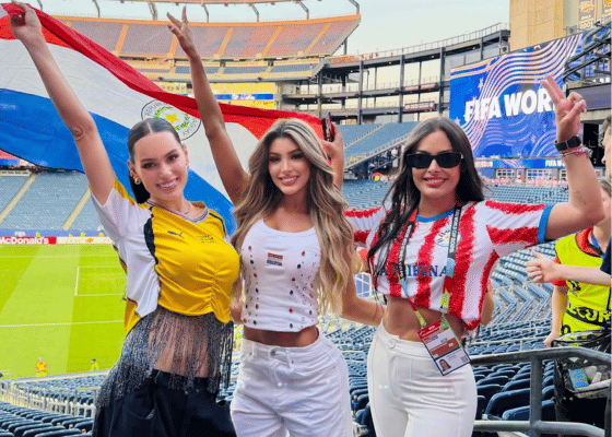 7 Potret Beauty Queen Nonton Langsung 32 Besar Piala Dunia 2026