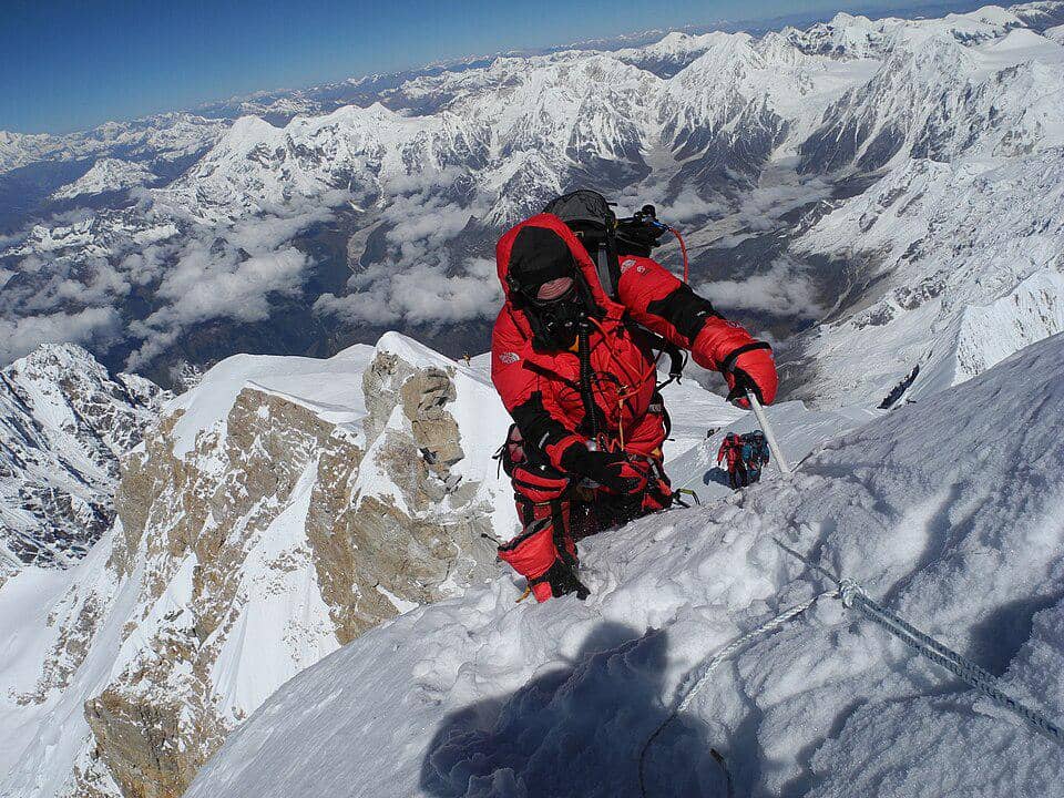 Seorang pendaki yang menaiki punggung puncak bersalju Gunung Manaslu, Nepal.
