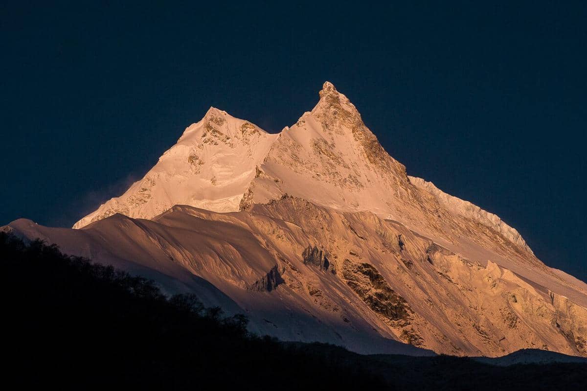 Dua puncak berdampingan (kembar) yang merupakan ciri khas visual Gunung Manaslu, Nepal.