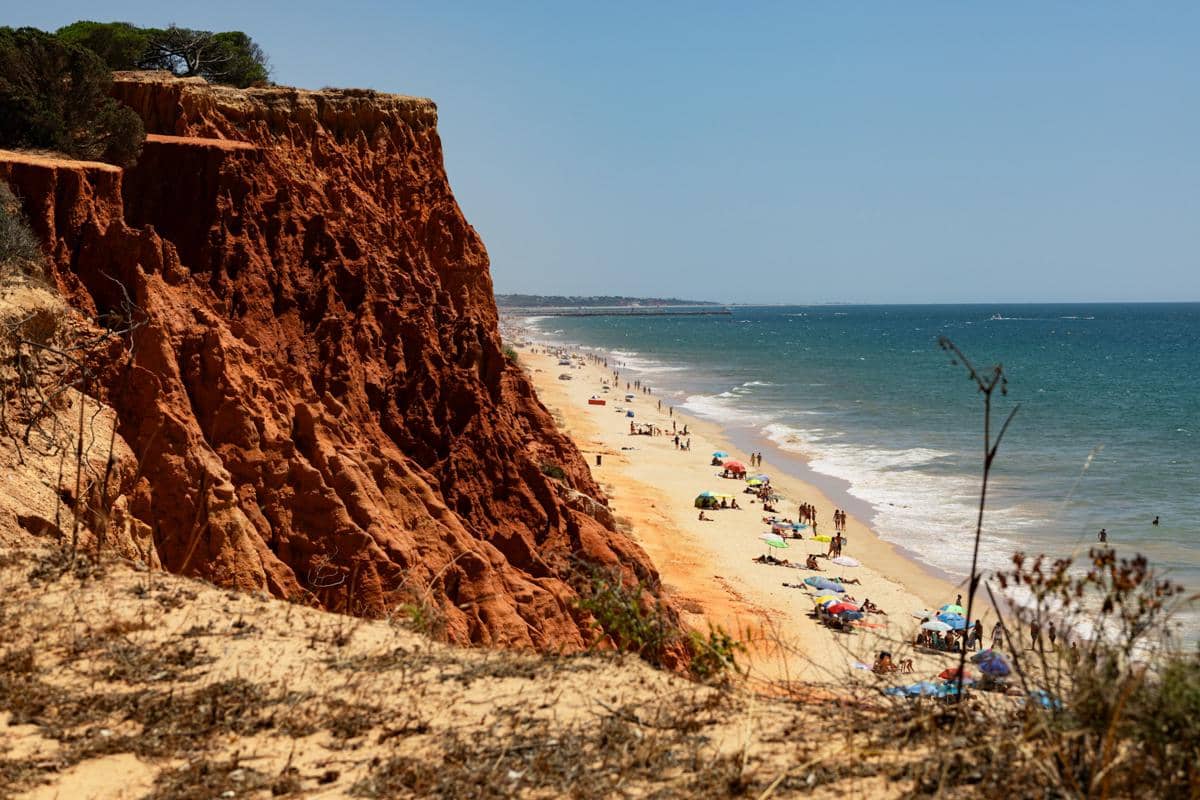 ilustrasi Pantai Falesia