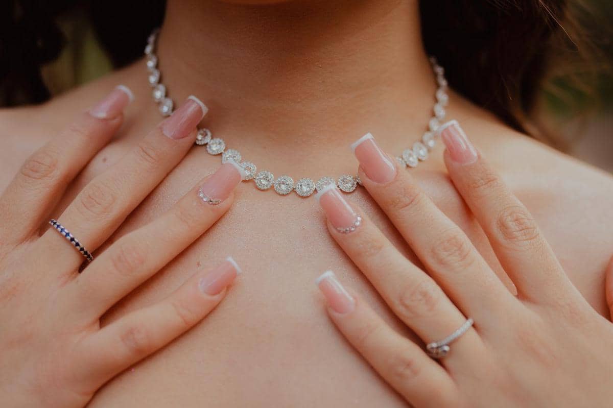 Ilustrasi French manicure