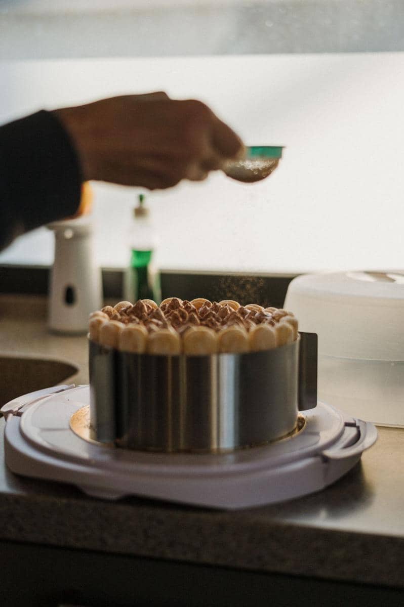 ilustrasi memberi topping untuk coconut tiramisu