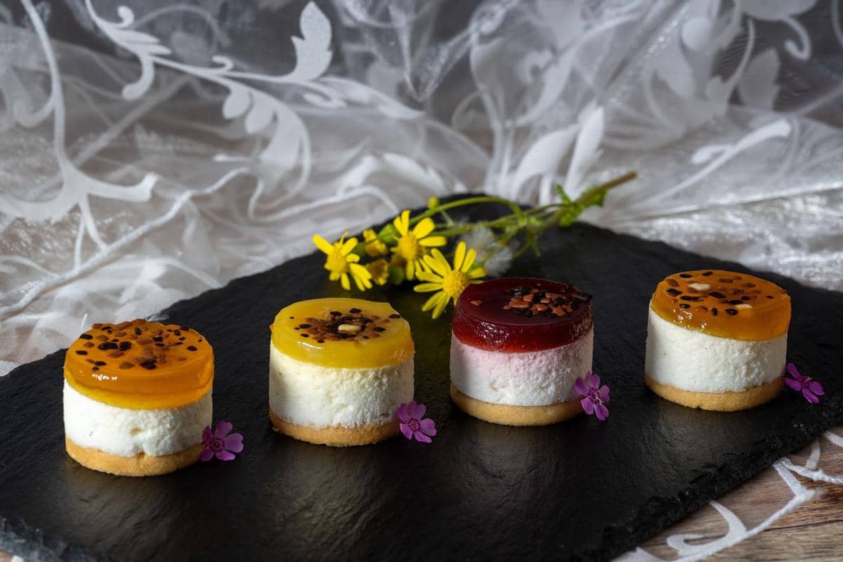 ilustrasi sajian fruity mini cheesecake