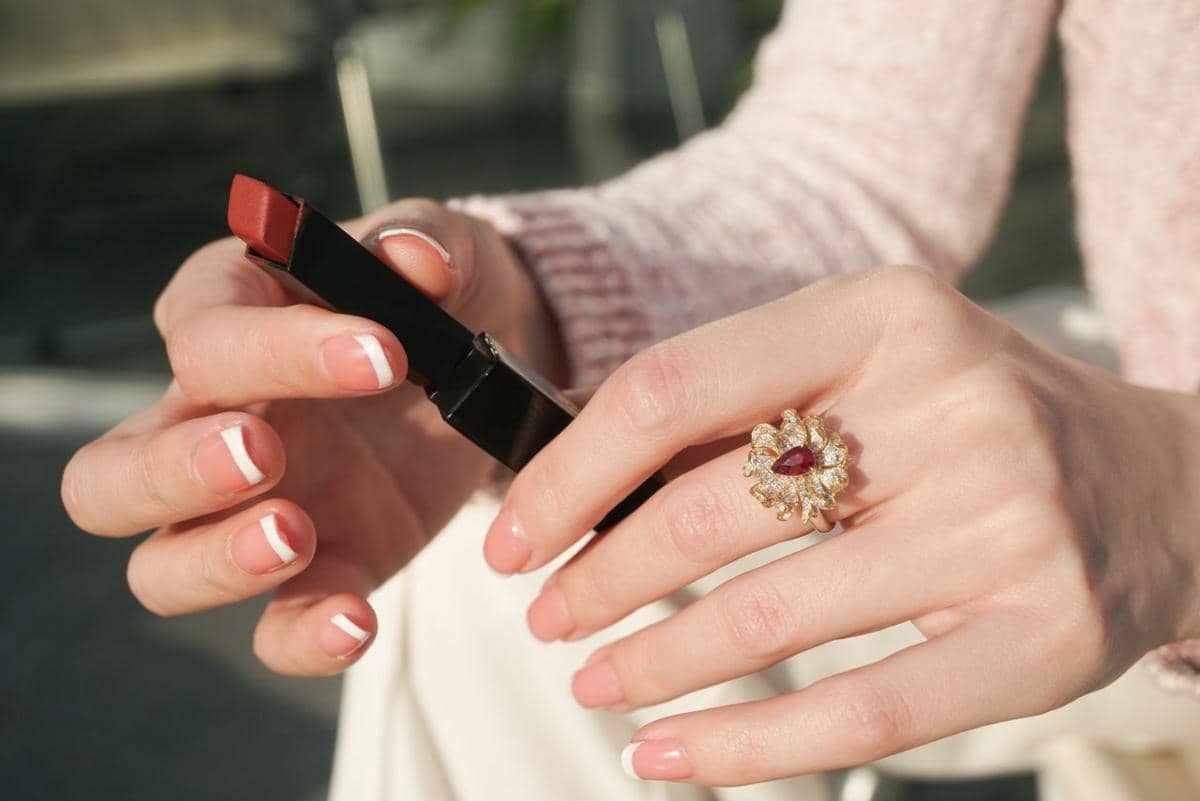 Ilustrasi French manicure