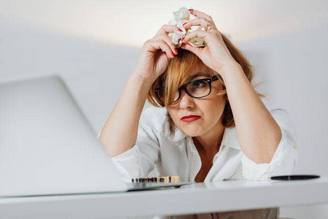 seorang perempuan yang ketakutan terhadap pekerjaannya yang belum selesai