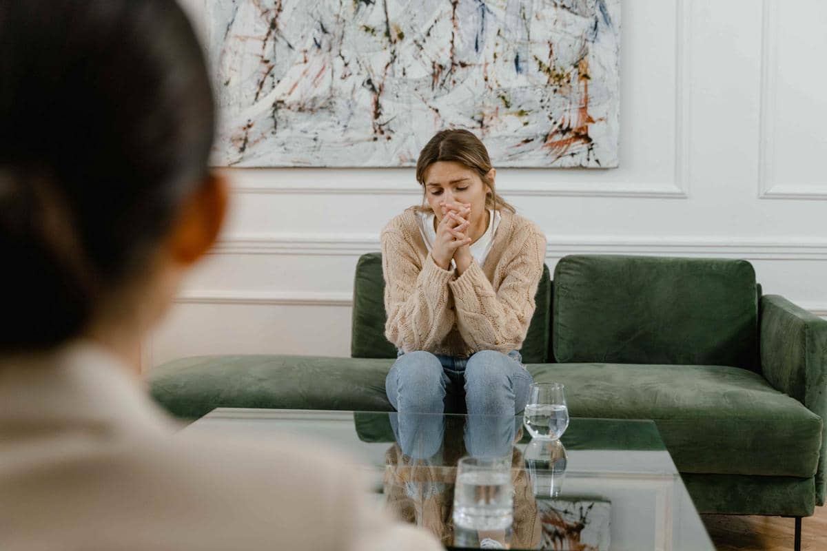 5 Perbedaan Rasa Gugup dan Social Anxiety yang Perlu Kamu Ketahui