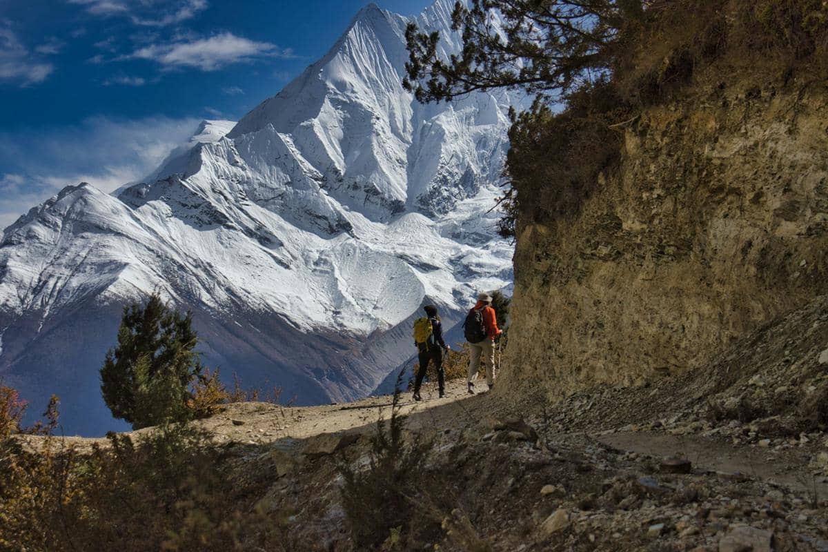 Para pendaki di Annapurna Circuit, Nepal.