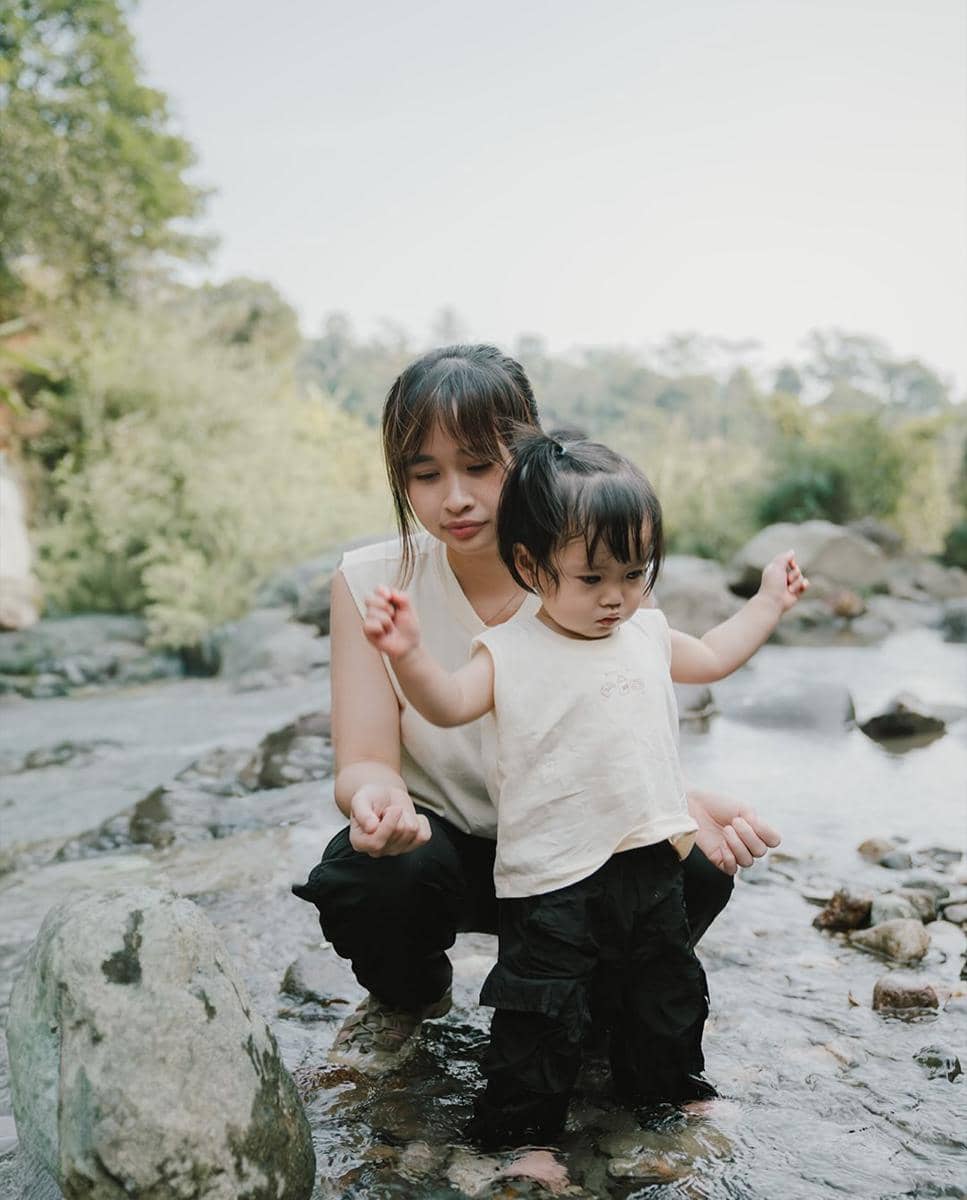 Gritte Agatha ajak anak ke Curug Leuwi Hejo