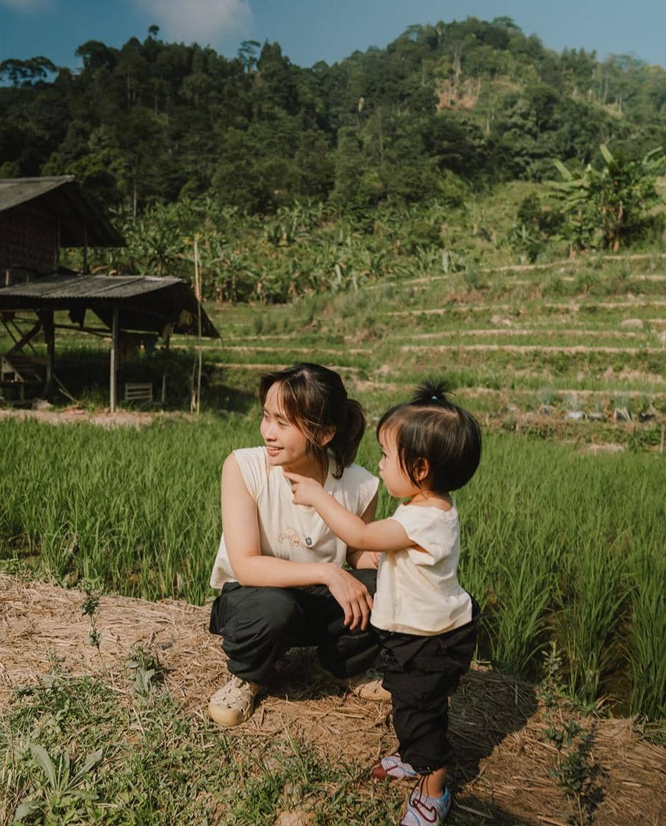 Gritte Agatha ajak anak ke Curug Leuwi Hejo