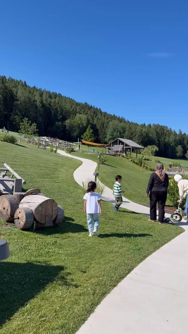 Keluarga Nikita Willy liburan di Pegunungan Dolomites Italia