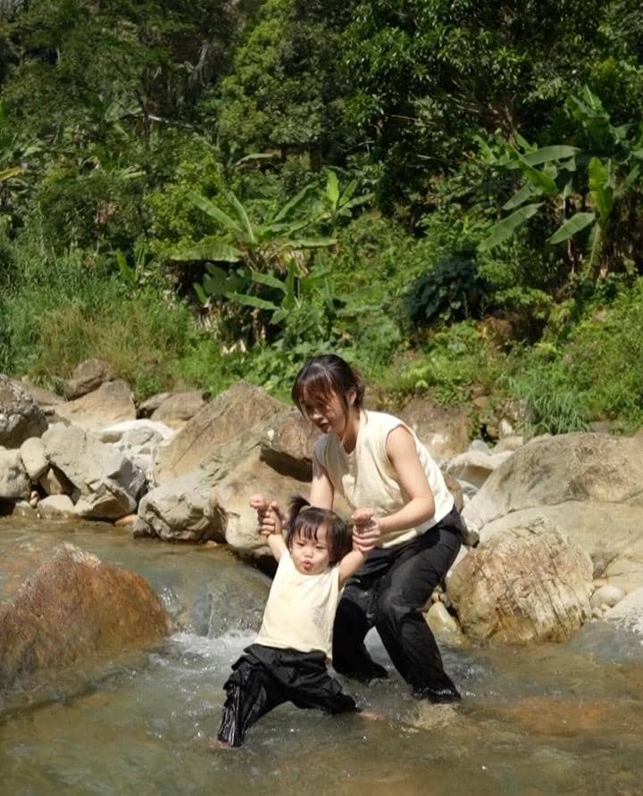 Gritte Agatha ajak anak ke Curug Leuwi Hejo