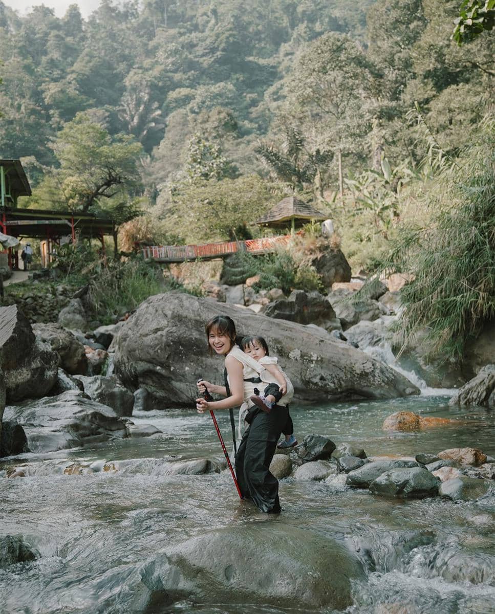 Gritte Agatha ajak anak ke Curug Leuwi Hejo