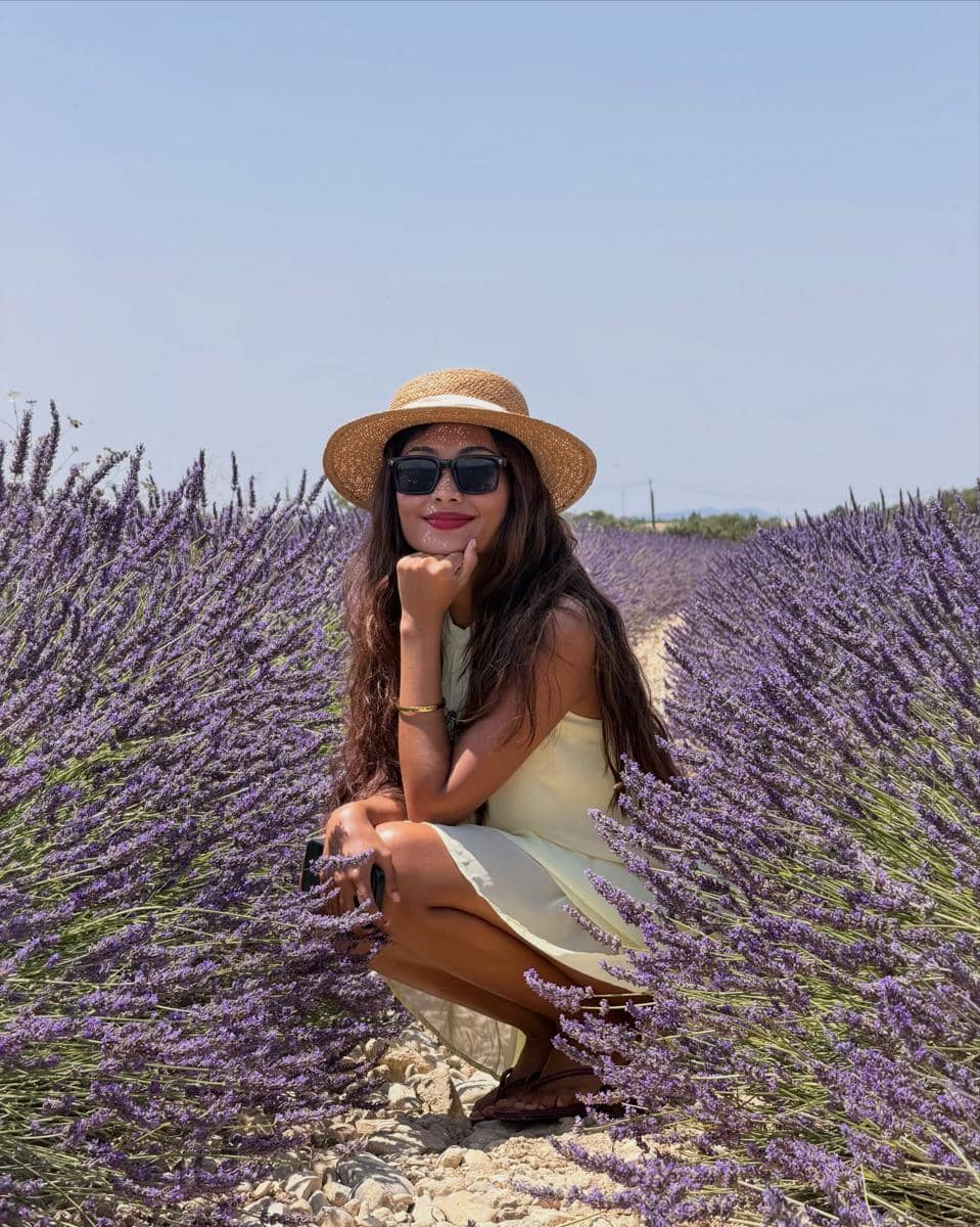 Novia Bachmid ke kebun bunga lavender di Prancis