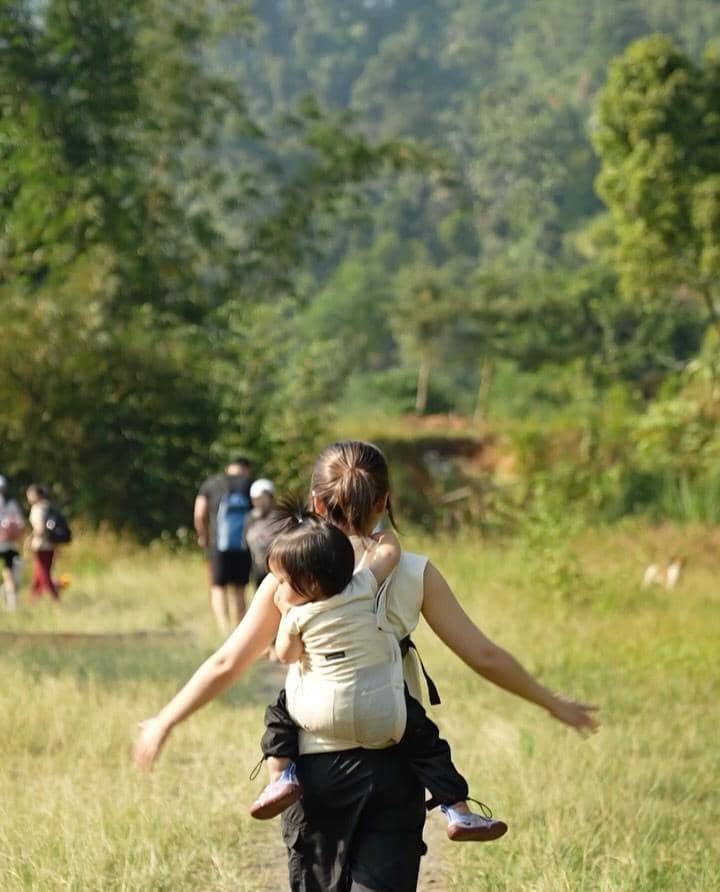 Gritte Agatha ajak anak ke Curug Leuwi Hejo