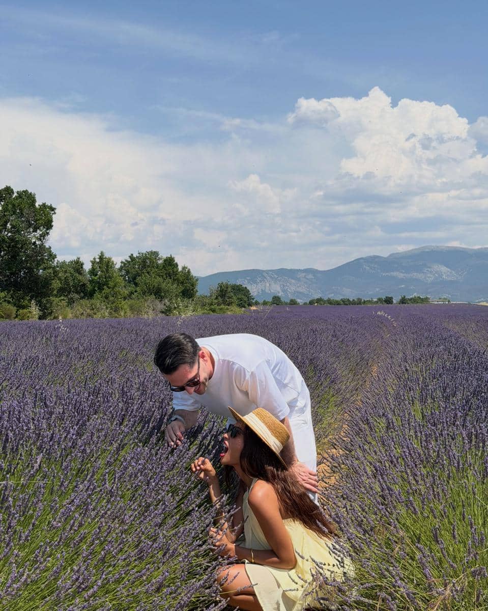 Novia Bachmid ke kebun bunga lavender di Prancis