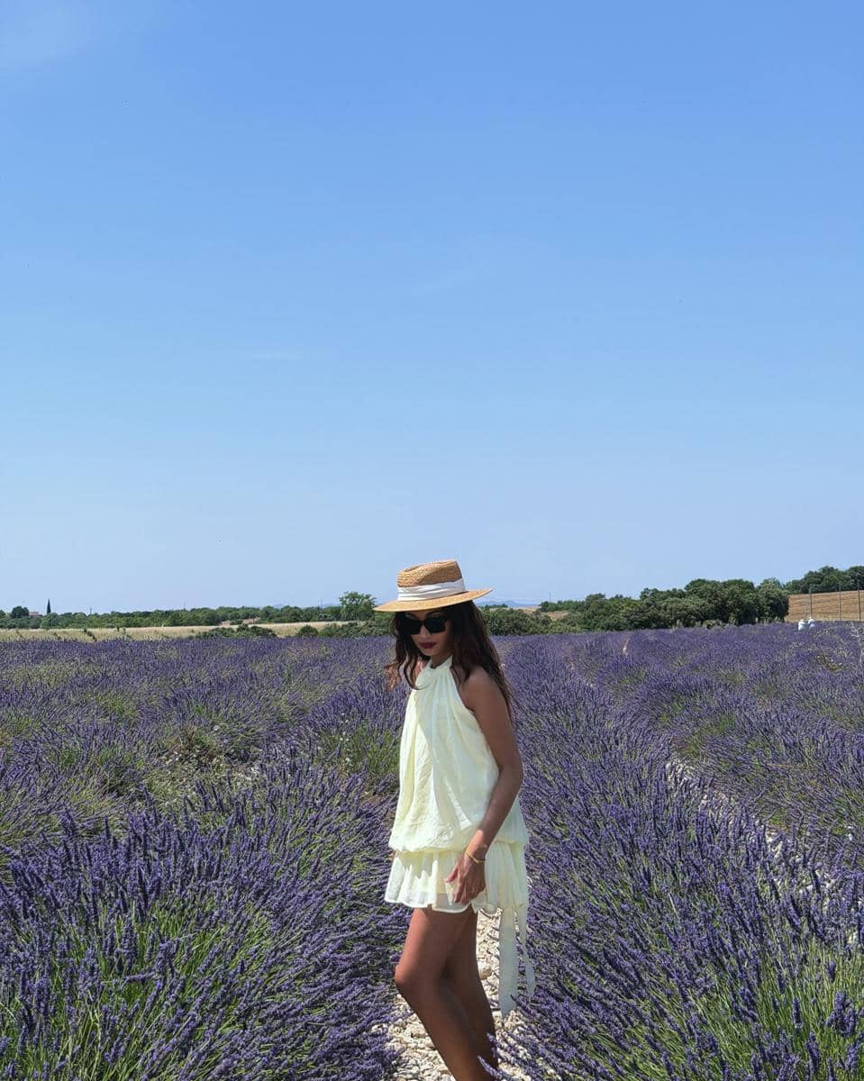 Novia Bachmid ke kebun bunga lavender di Prancis